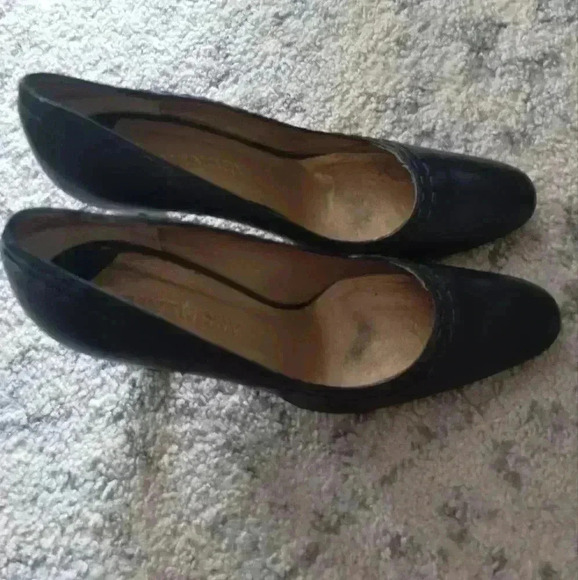 Givenchy Vintage Women's Black Leather Round Toe Pump 40.5 (9 US) - Picture 3 of 15